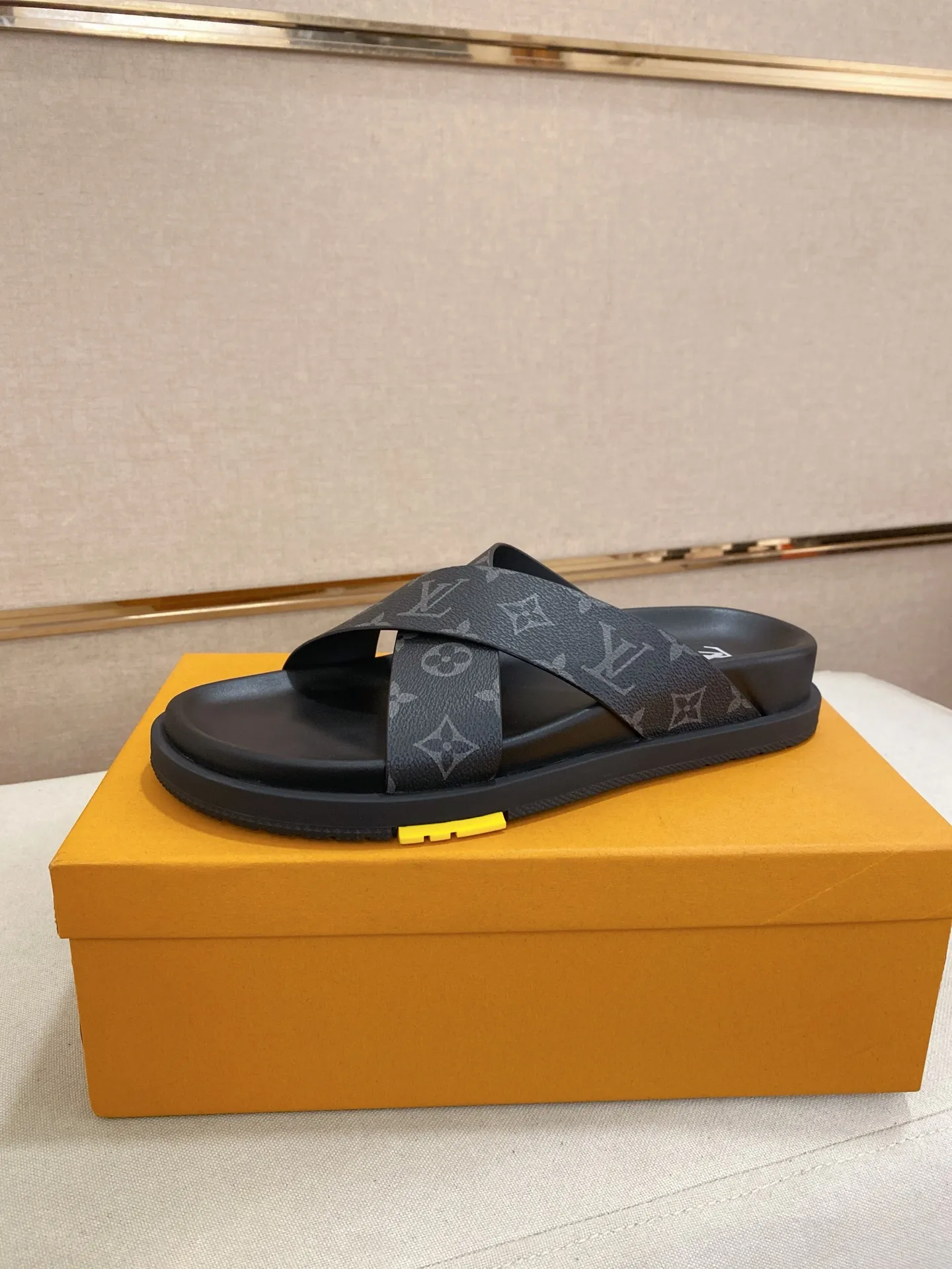 Factory price: 420💰Made by LV🔍Top purchasing agent. Men's spring and summer slippers are available at the same counter. The uppers are made of cowhide imported from Italy. High-quality craftsmanship, soles: original soles specially provided by the original factory, exclusive movable molded soles are super comfortable, original factory follow-up goods, 🔍🔍high quality, can be entered and exited the counter at will, welcome to compare, code number 38-44. Can be customized45
